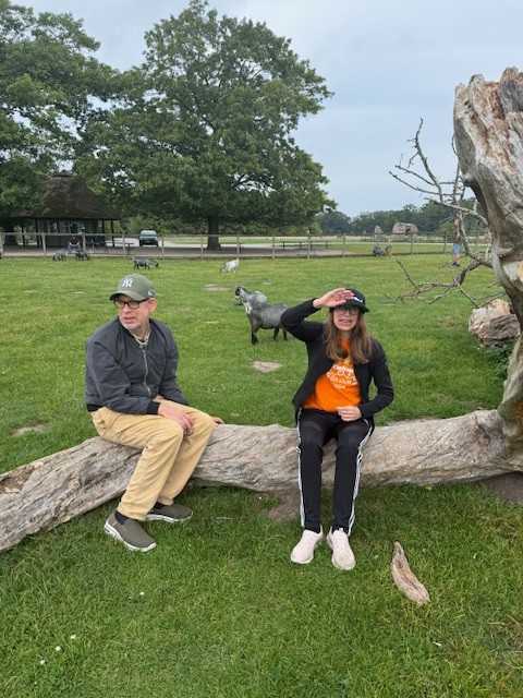 To beboer på tur til Knuthenborg safaripark.